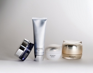 Assortiment de masques hydratants SENSAI disposés côte à côte sur une surface blanche avec un arrière-plan neutre